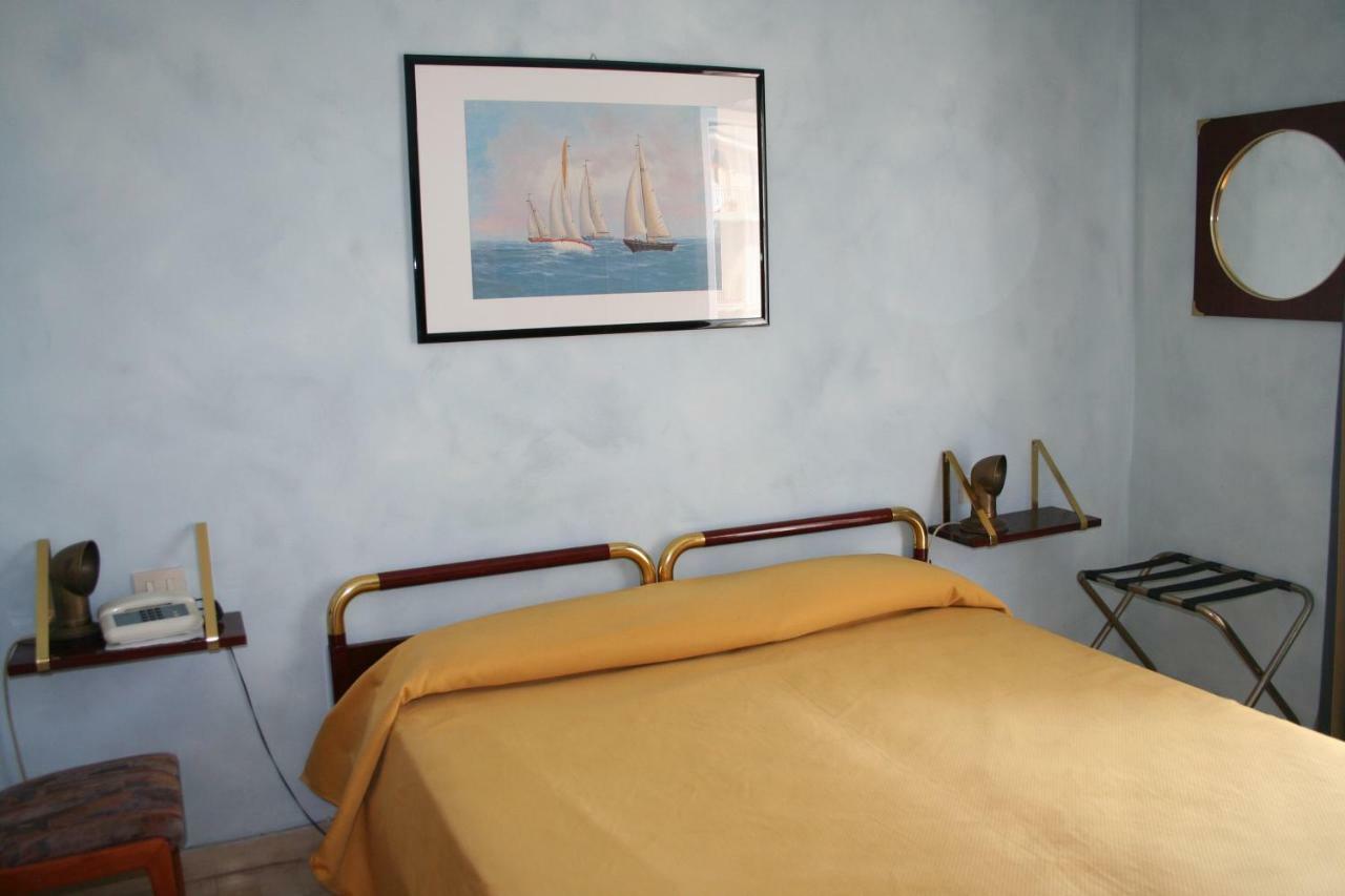 Hotel Rosalia บอร์ดิเกรา ภายนอก รูปภาพ